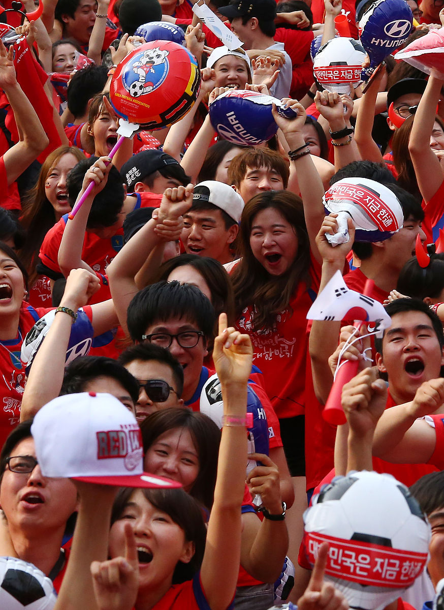 热血沸腾的比赛氛围和悬念十足的场面,让球迷们热血澎湃! 热血沸腾的比赛氛围和悬念十足的场面,让球迷们热血澎湃!