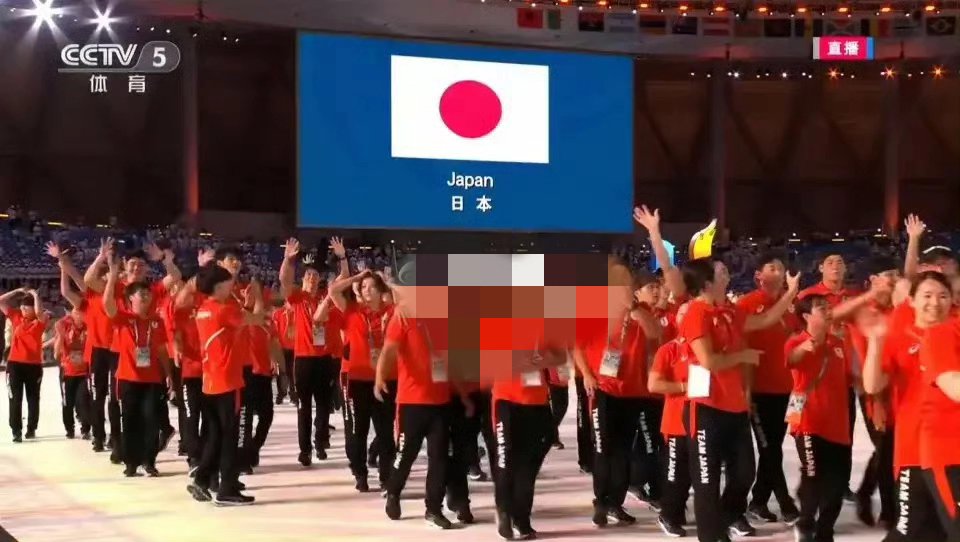 观众掌声不断,为运动员助威助力 观众掌声不断,为运动员助威助力