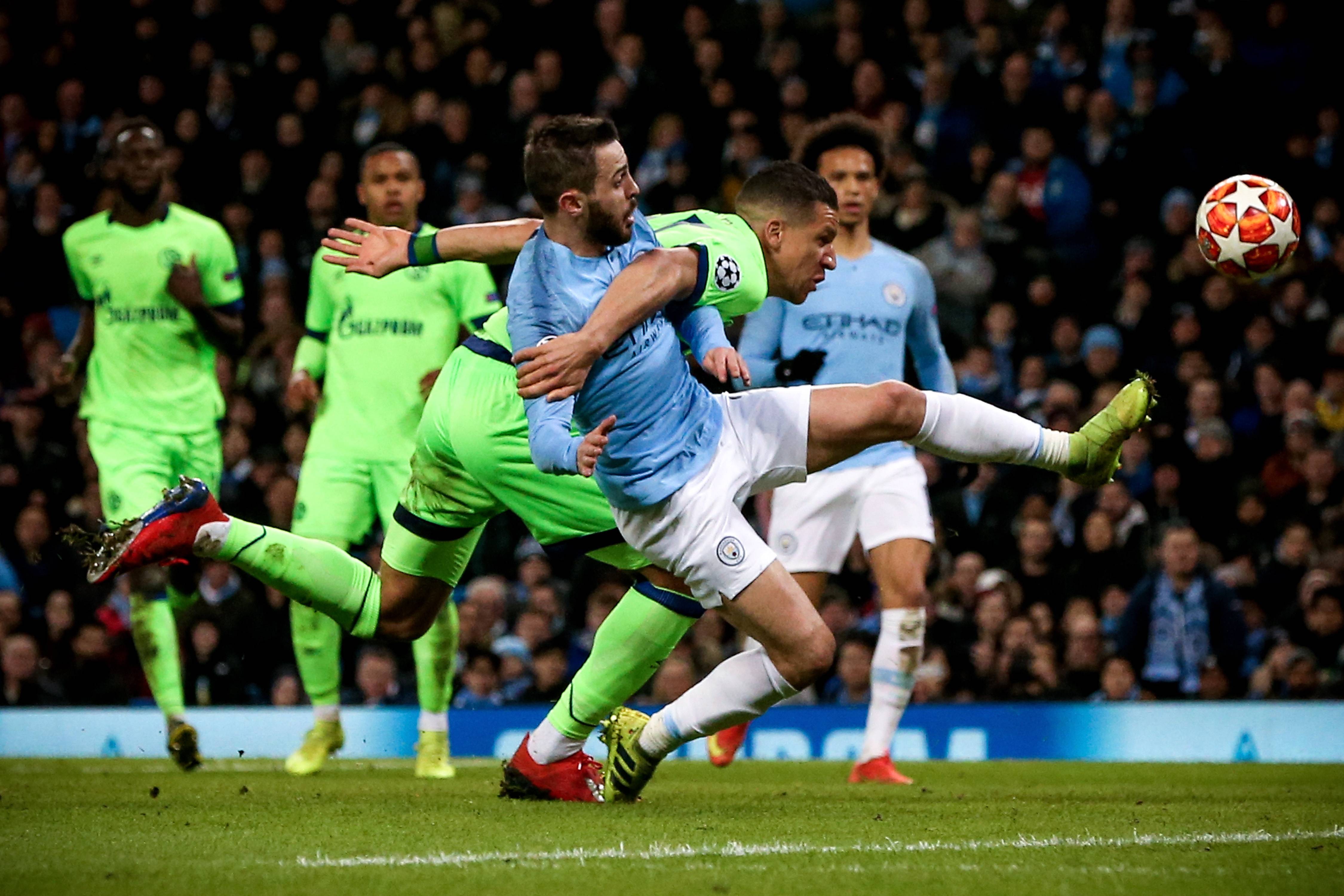 开云体育官网-皇家马德里对阵曼联，战术犹如脱缰野马