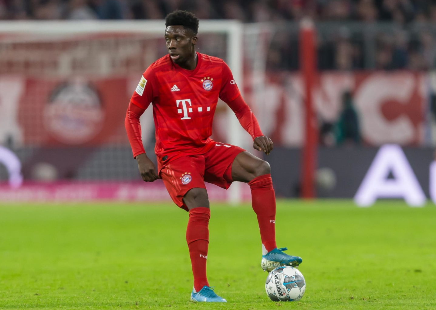 皇家马德里对阵曼联,战术犹如脱缰野马 皇家马德里对阵曼联,战术犹如脱缰野马