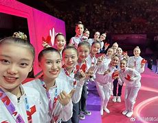 意大利体操选手飒爽登场,闪耀舞台 意大利体操选手飒爽登场,闪耀舞台