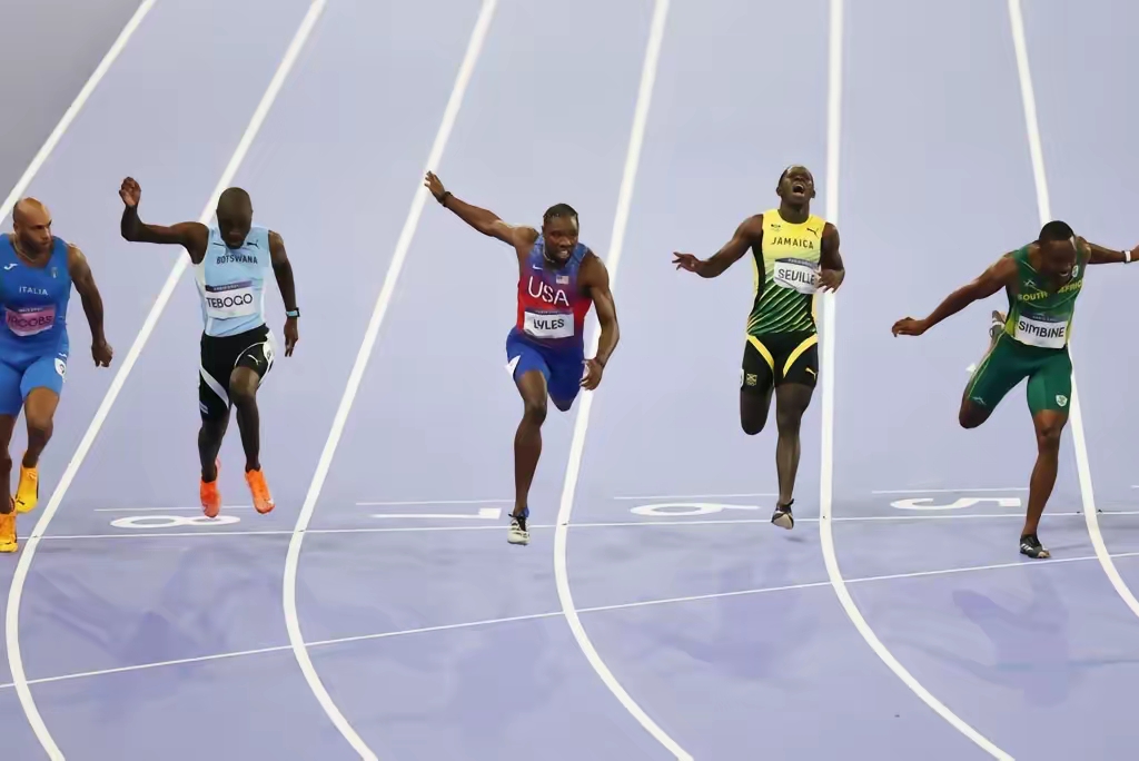 选手们在百米赛道上的激烈竞争引人瞩目 选手们在百米赛道上的激烈竞争引人瞩目