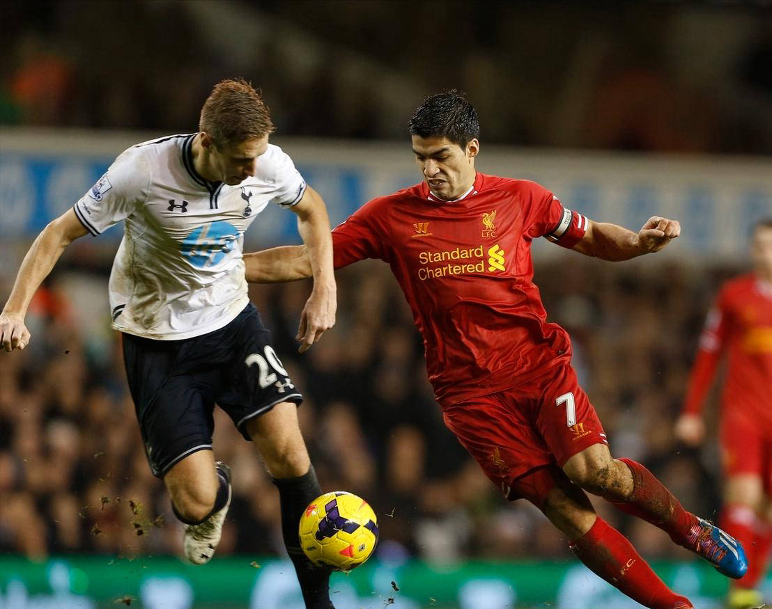 开云体育在线登录-马德里竞技女足球员展示球技技巧