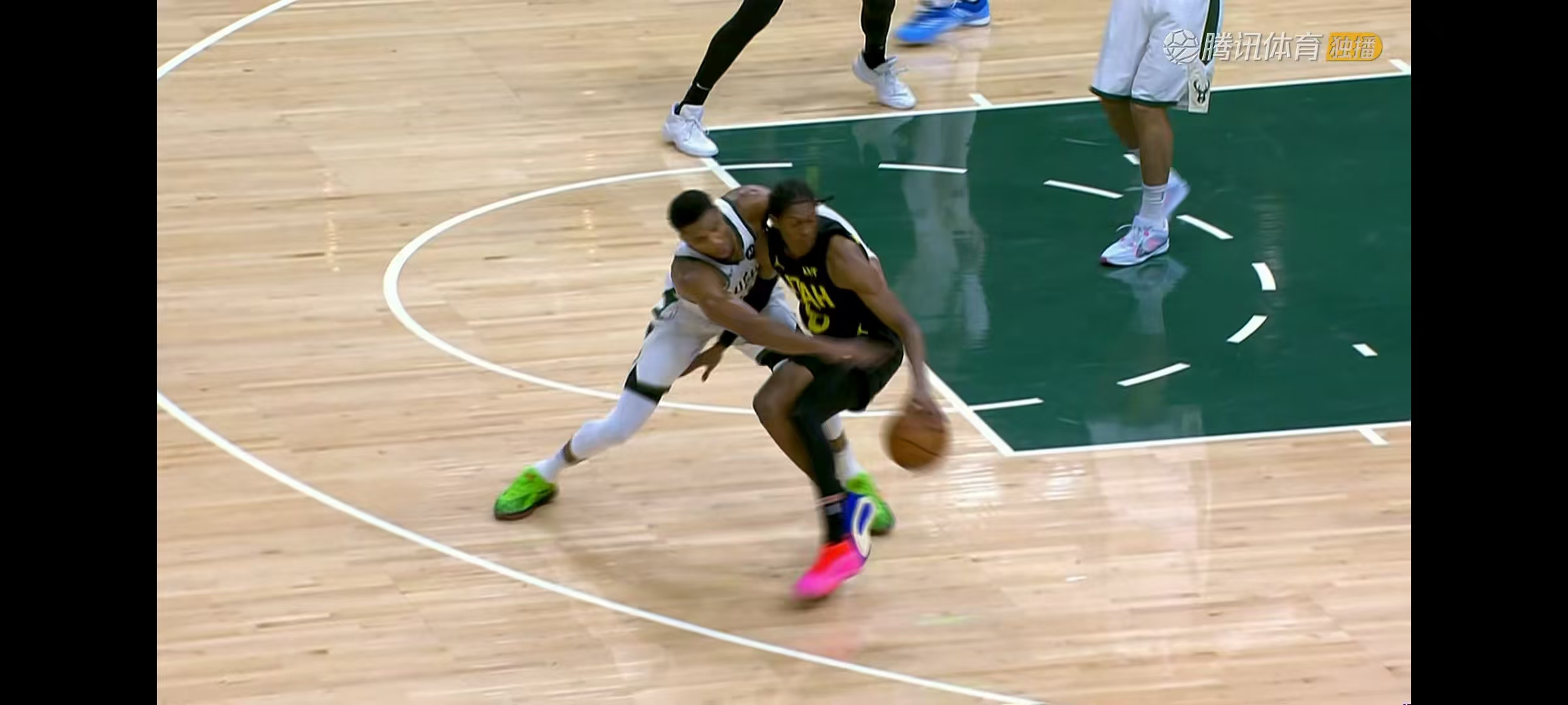 雄鹿客场奋战，字母哥得分篮板双双