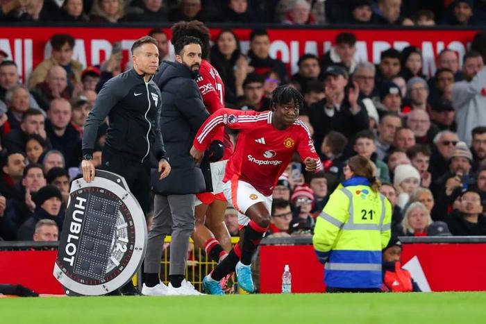 曼联陷入低谷，客场负于对手