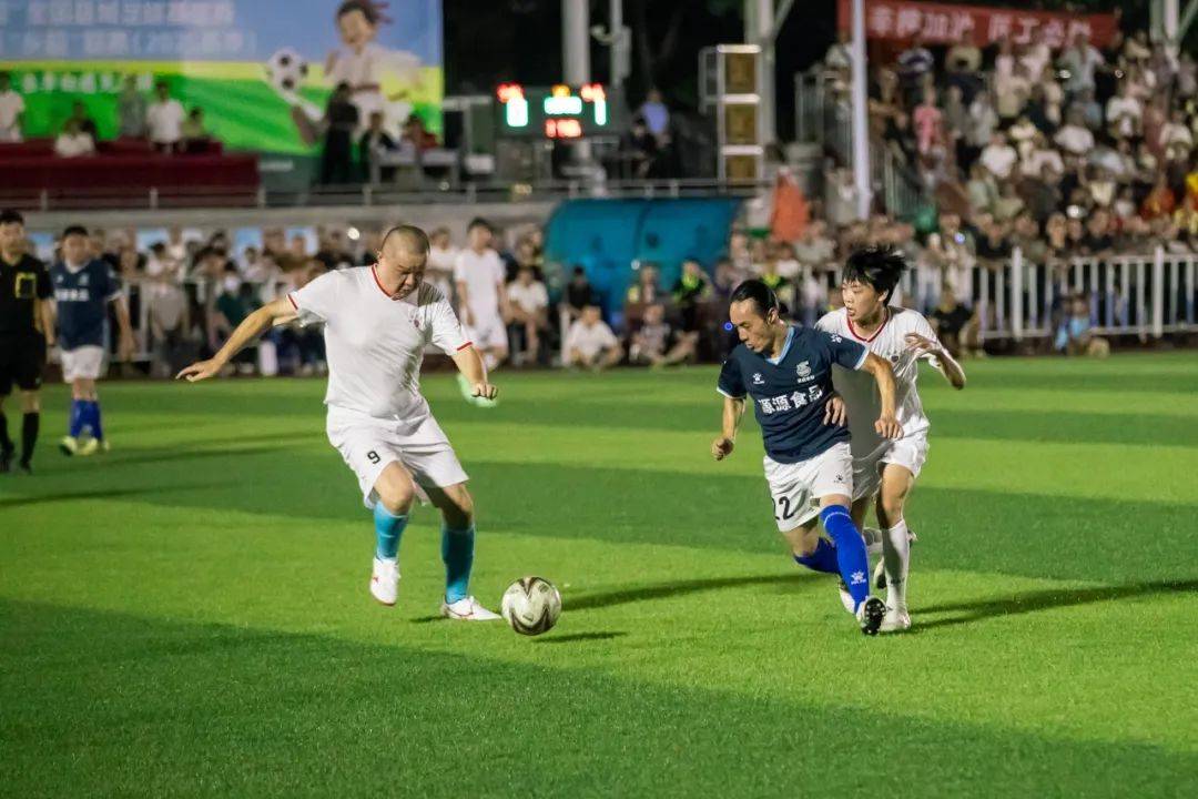 开云体育官方入口-足球比赛中的火爆对抗令人过目难忘！