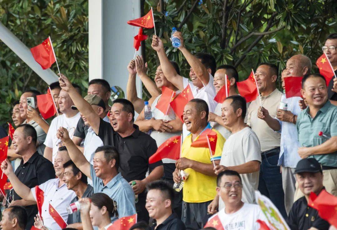 开云体育-激动人心的足球比赛，球员们争分夺秒