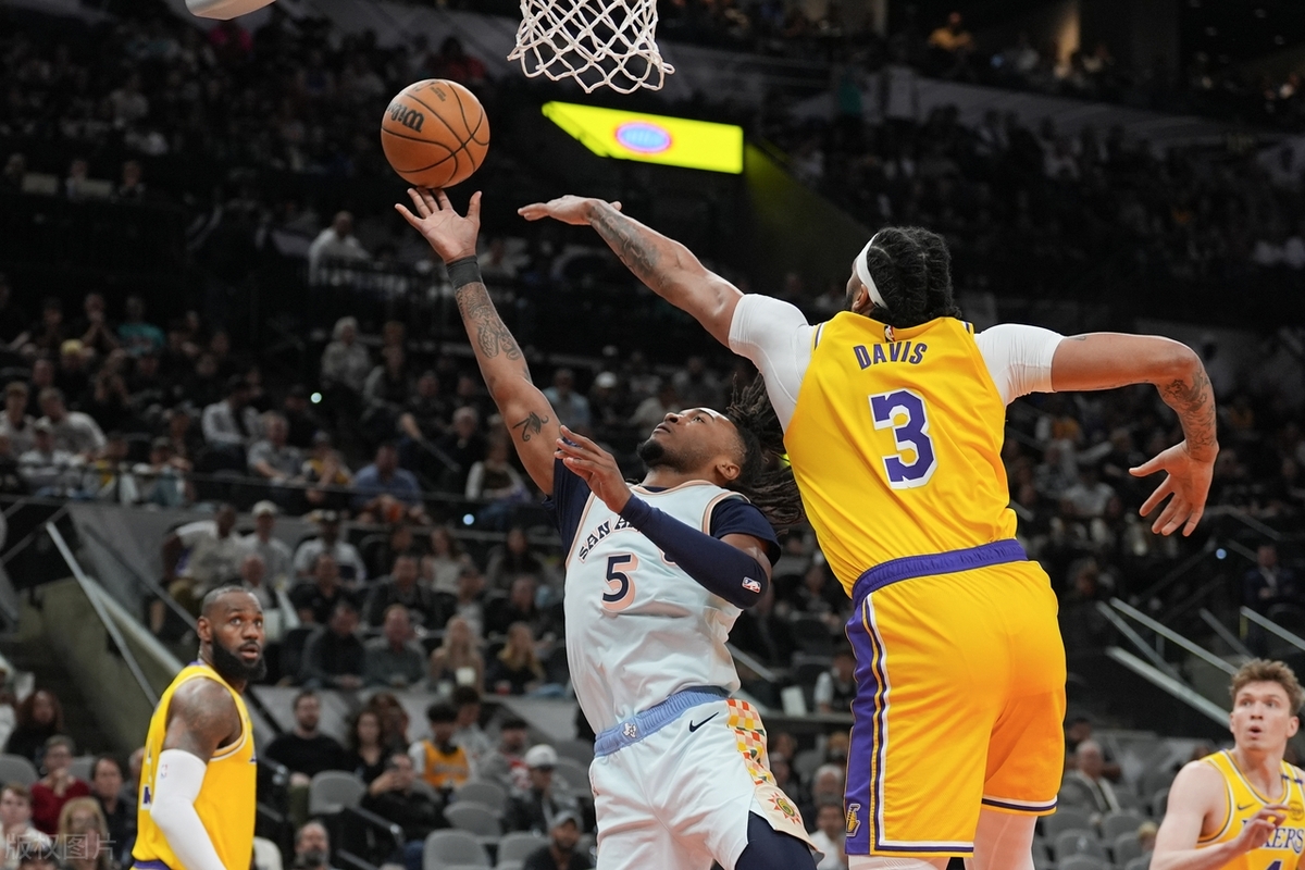 包含湖人胜马刺,詹姆斯独得分,豪取背水一战胜的词条 包含湖人胜马刺,詹姆斯独得分,豪取背水一战胜的词条