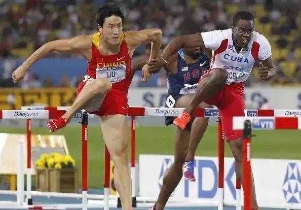 开云体育中国官网-田径比赛再次引发争议，观众不满裁判