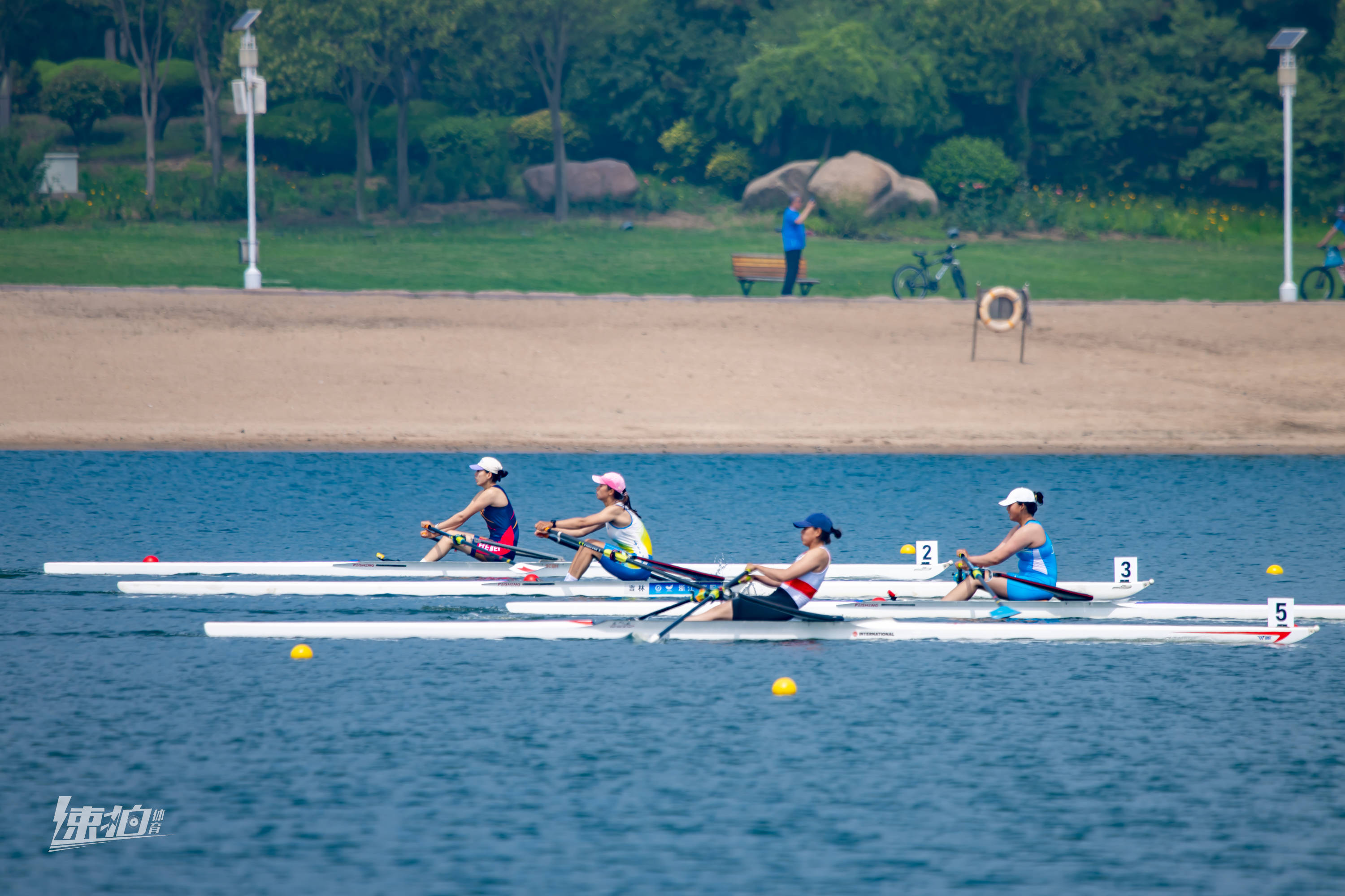 赛艇比赛惊险刺激!新西兰队夺得冠军! 赛艇比赛惊险刺激!新西兰队夺得冠军!